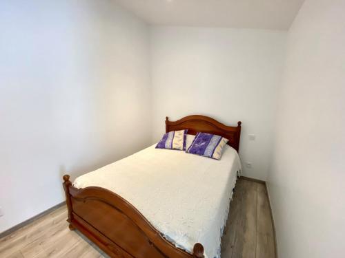 une petite chambre avec un lit dans le coin dans l'établissement Maisonnette rénovée proche plage des Dunes, patio et confort moderne - FR-1-231-282, à Bretignolles-sur-Mer