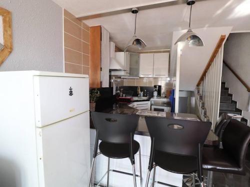 Photo de la galerie de l'établissement Charmant Duplex Lumineux 4 Pers, 500m de la Mer, Parking Privé, Wifi en Option - FR-1-307-221, au Grau-du-Roi