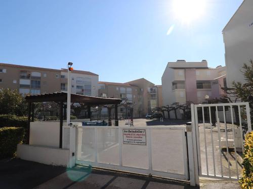 Photo de la galerie de l'établissement Charmant Duplex Lumineux 4 Pers, 500m de la Mer, Parking Privé, Wifi en Option - FR-1-307-221, au Grau-du-Roi