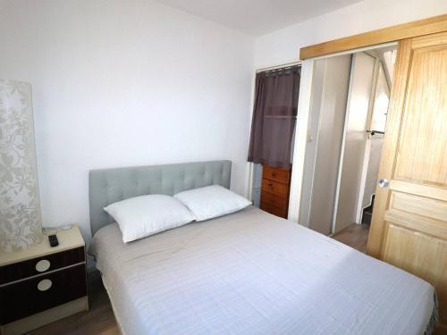 Llit o llits en una habitació de Appartement Le Grau-du-Roi, 2 pièces, 4 personnes - FR-1-307-221