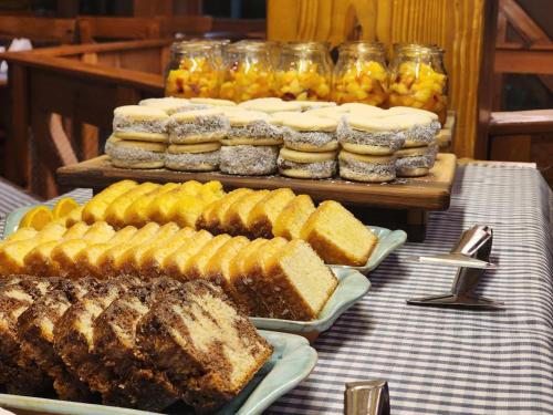 uma mesa coberta com muitos tipos diferentes de pão em Del Glaciar Libertador Hotel em El Calafate