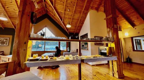 um quarto com uma mesa com comida em Del Glaciar Libertador Hotel em El Calafate