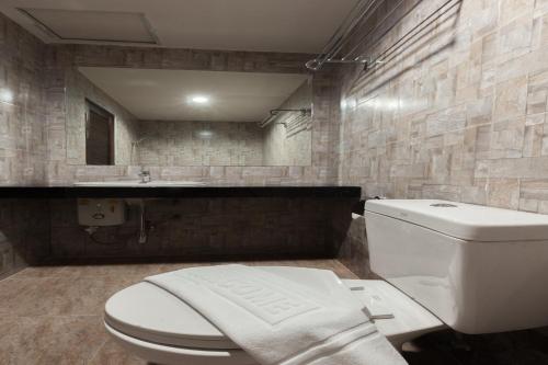 ein Badezimmer mit einem weißen WC und einem Waschbecken in der Unterkunft Pranee Home Phang-nga in Ban Khaek