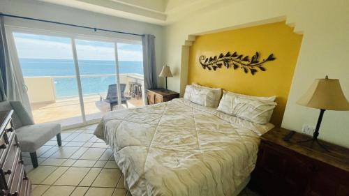 - une chambre avec un lit et une vue sur l'océan dans l'établissement Las Palmas Resort at Sandy Beach- Condo Grande-605 condo, à Puerto Peñasco
