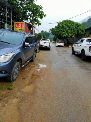a parking lot with cars parked on the side of the road at Homestay duy mạnh gần suối nước khoáng nóng trạm tấu in Cham Ta Lao