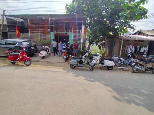 a group of motorcycles parked on the side of a street at Homestay duy mạnh gần suối nước khoáng nóng trạm tấu in Cham Ta Lao