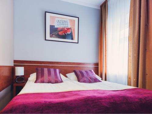 Cama o camas de una habitación en Hotel Chmielna Warsaw