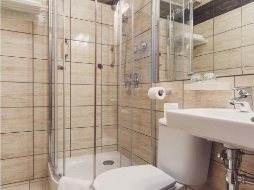 łazienka z prysznicem, toaletą i umywalką w obiekcie Hotel Chmielna Warsaw w Warszawie