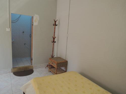 um quarto com uma cama e uma casa de banho com um chuveiro em The Grey Guesthouse em Phnom Penh