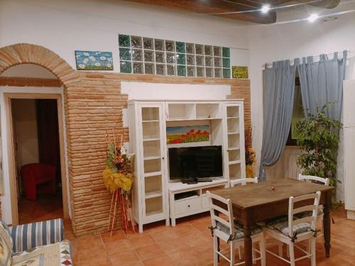 a living room with a table and a tv in a room at il CAPITELLO in Rieti