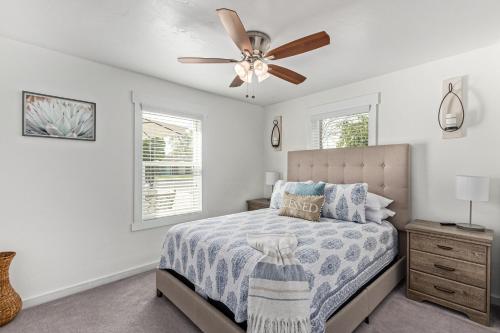 a bedroom with a bed and a ceiling fan at MODERN LIVING! CAMELBACK EAST-BILTMORE HOME in Phoenix