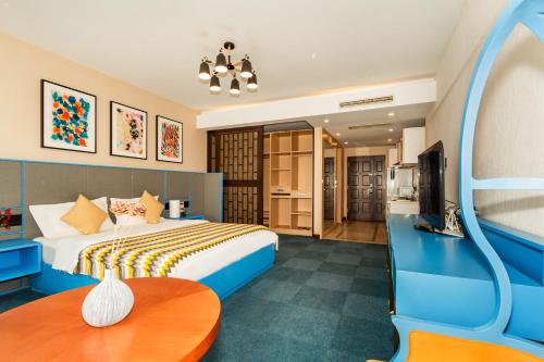 Habitación de hotel con cama y mesa en The Palace Service Apartment Beijing, en Beijing