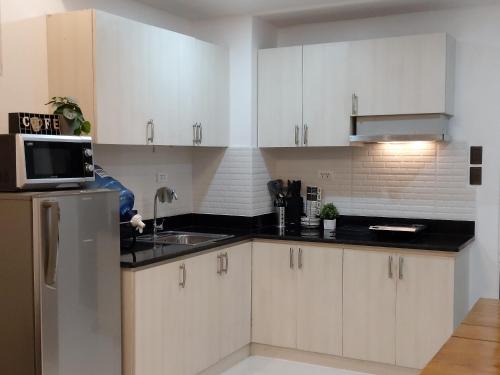Η κουζίνα ή μικρή κουζίνα στο Condo Studio Luxe in Princeton Residences