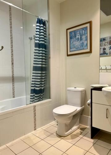 Bilik mandi di Top-floor beachside apartment with views