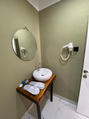 W łazience znajduje się umywalka i lustro. w obiekcie Centrum Hotel w mieście Ankara