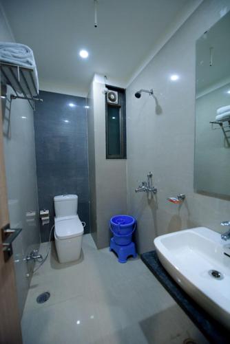 ボーパールにあるHotel Alankar Palaceのトイレと洗面台付きのバスルーム
