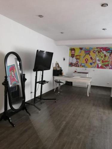 La Molina的住宿－Depa Los condores La Molina，客房设有平面电视和镜子