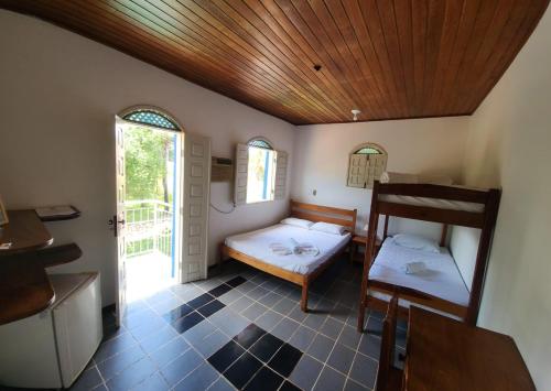 a room with a bedroom with a bed and a table at BUONA SORTE in Lençóis