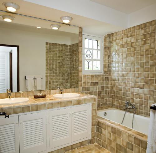 une salle de bain avec deux lavabos et une baignoire dans l'établissement Saint-Vincent, à Saint-Tropez