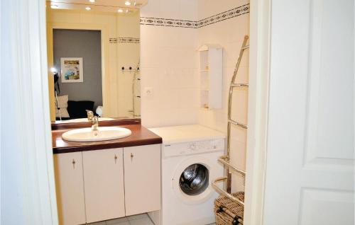 ヴィムルーにあるAwesome Apartment In Wimereux With 1 Bedroomsのバスルーム(洗濯機、シンク付)