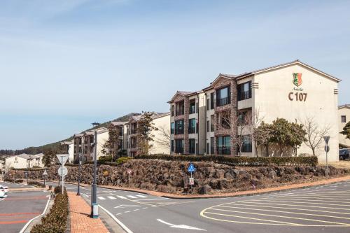 uma rua vazia em frente a um edifício em ArdenHill Resort & Golf em Jeju