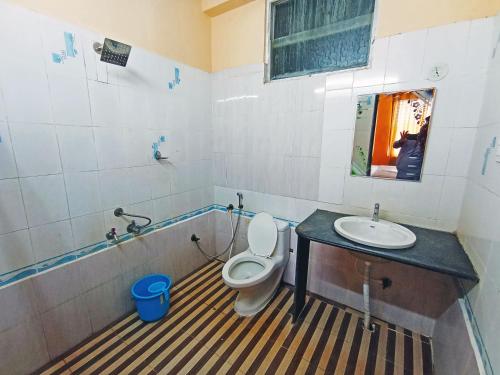 KumtaSTAYMAKER Varad International的一间带卫生间和水槽的浴室