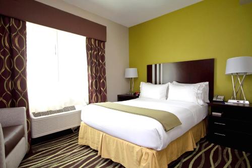 Cama o camas de una habitación en Holiday Inn Express Adrian by IHG