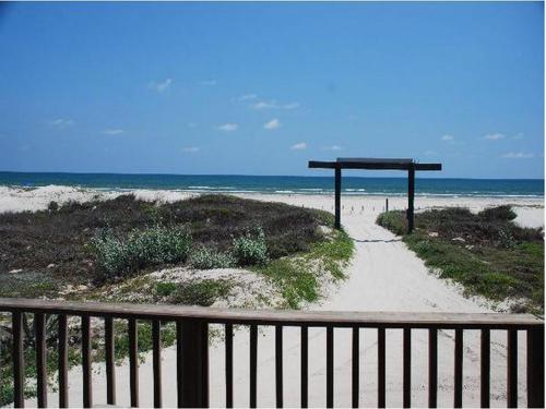 una pasarela a la playa con un paseo marítimo en BeachGate CondoSuites and Oceanfront Resort, en Port Aransas