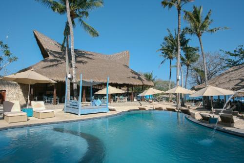 uma piscina com guarda-sóis e um resort em Le Nusa Beach Club em Nusa Lembongan