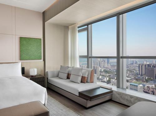 Postel nebo postele na pokoji v ubytování JW Marriott Hotel Changsha