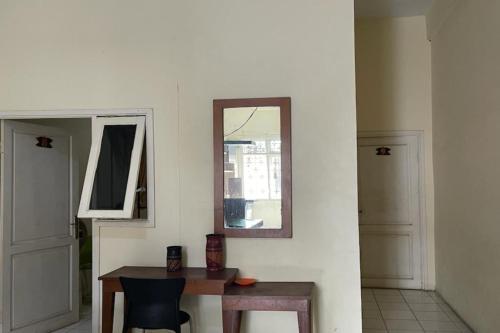 - une salle à manger avec une table et un miroir dans l'établissement OYO 92342 Hotel Batik Traveller, à Medan