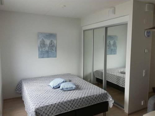 Postel nebo postele na pokoji v ubytování Moderni avara yksiö Jyväskylän ydinkeskustassa