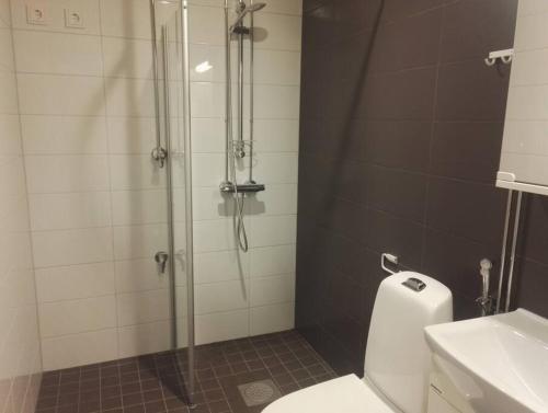 Kylpyhuone majoituspaikassa Moderni avara yksiö Jyväskylän ydinkeskustassa