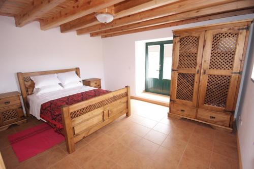 um quarto com uma cama e uma janela grande em Homepico em Arcos