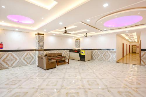 - un hall avec un canapé et une salle d'attente dans l'établissement FabHotel KS Grand, à Kanpur