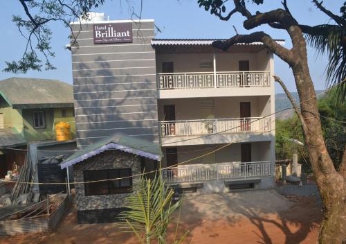 un edificio con un cartel encima en Hotel Brilliant Panchgani en Pānchgani