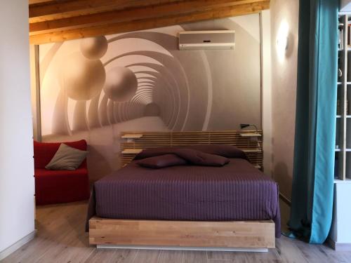 een slaapkamer met een bed in een kamer met een plafond bij Note di lago in Manerba del Garda
