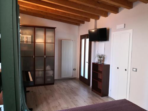 een woonkamer met een televisie en een houten vloer bij Note di lago in Manerba del Garda