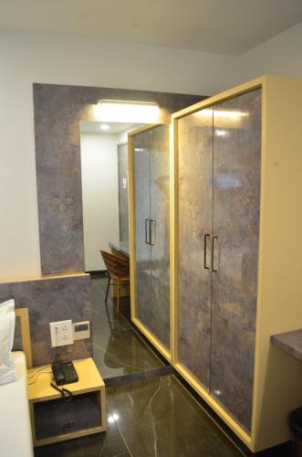 Koupelna v ubytování Hotel O2 Sangli