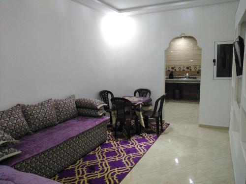 - un salon avec un canapé et une table dans l'établissement Your House For Family, à Agadir