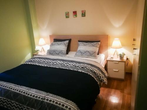 - une chambre avec un grand lit et deux lampes dans l'établissement Pythagorean Theorem by YHA, à Athènes