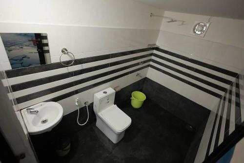 Ένα μπάνιο στο Alivious Beach Homestay