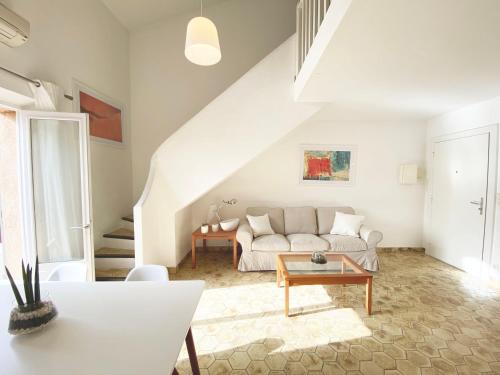 Fotografia z galérie ubytovania Appartement 18 en duplex, deux chambres - LES SUITES DE ROBINSON - Résidence avec piscine en bord de Siagne, à Mandelieu-La-Napoule v destinácii Mandelieu La Napoule