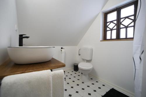 y baño con bañera blanca y aseo. en Country house with a pool in Medvednica Nature Park, en Zagreb