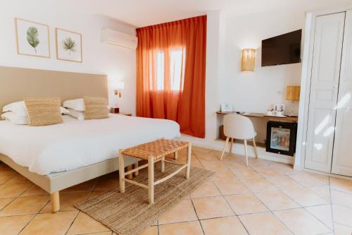 ニースにあるPalm Boutique Hôtel Niceのベッドルーム(大型ベッド1台、テーブル付)