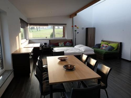 Apartment im Salzburger Seenland في سيهام: غرفة معيشة مع طاولة وأريكة