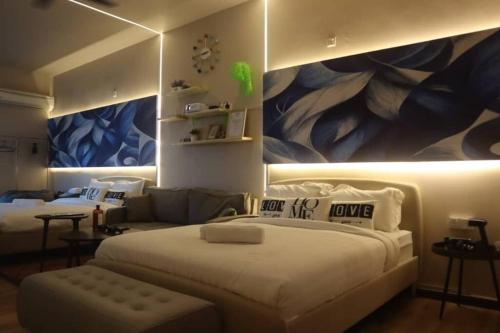 - une chambre avec un grand lit et un canapé dans l'établissement Cozy Home Cinema @ Mount Austin JB 5 Pax, à Johor Bahru