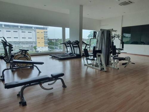 - une salle de sport avec plusieurs tapis de course et machines dans l'établissement Cozy Home Cinema @ Mount Austin JB 5 Pax, à Johor Bahru