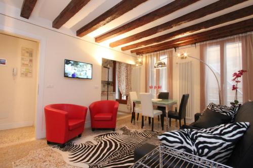 sala de estar con sofá y mesa en City Apartments San Marco, en Venecia