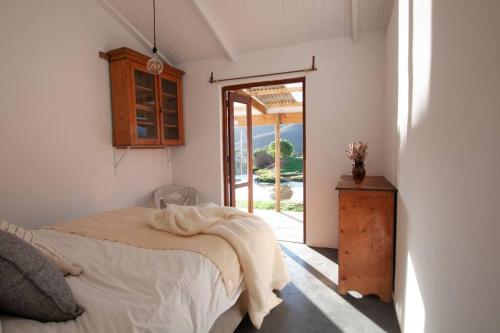 Un pat sau paturi într-o cameră la Farmstay at the Goat Shed Cottage, Spinlea Farm